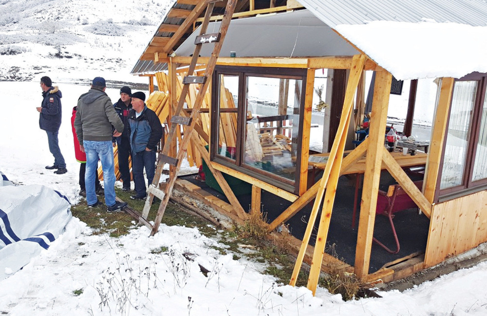 Sami ruše vikendice u kanjonu Uvca