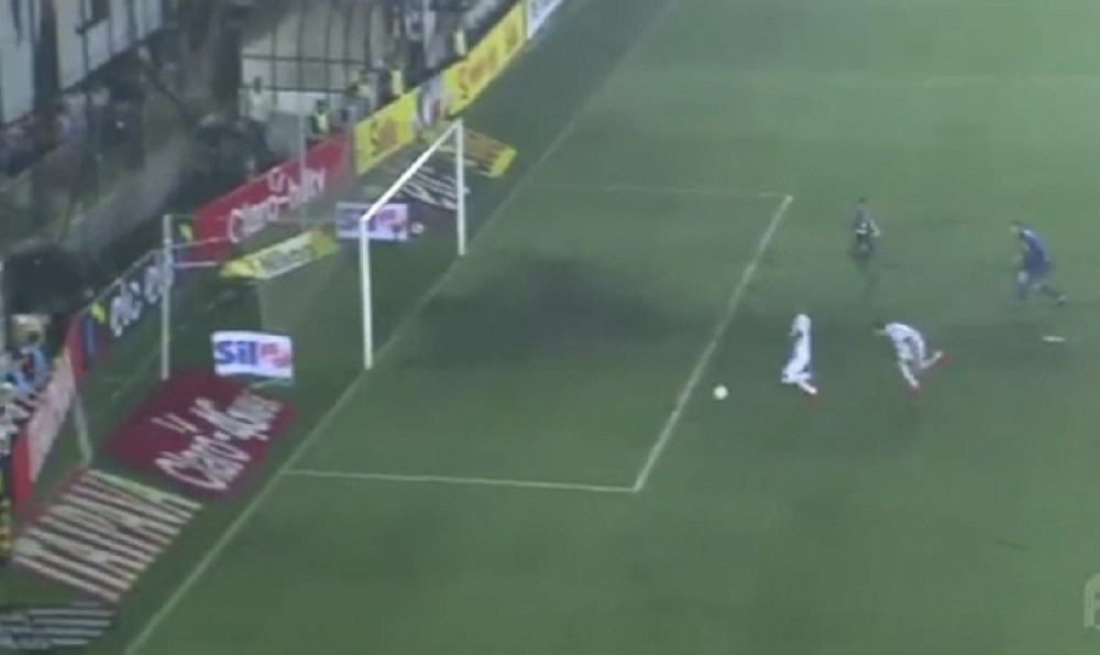 Brazilski napadač promašio nemoguće! (VIDEO)