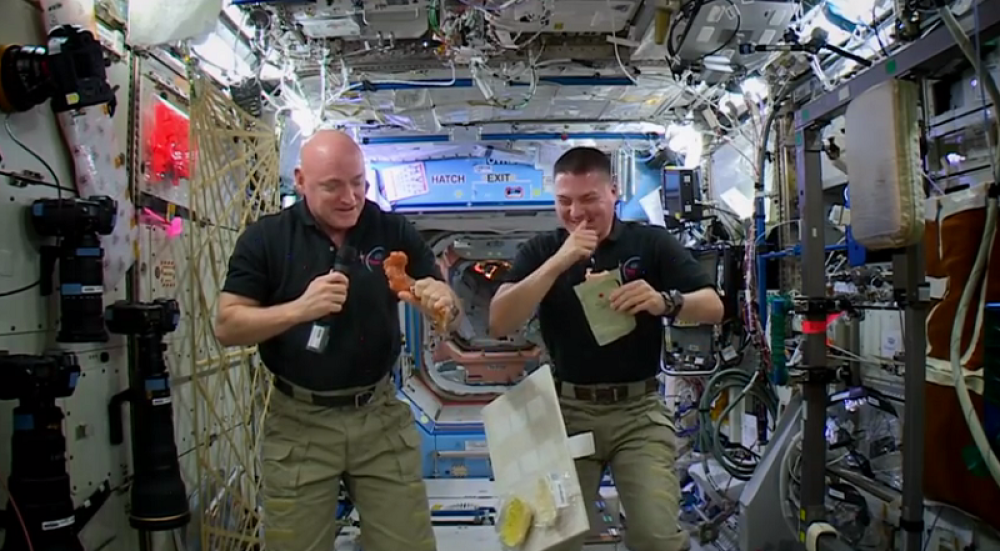 Sladili se ćurkom iz kesice (VIDEO)