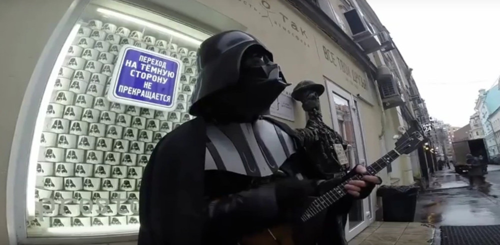 Ovaj ruski Dart Vejder sa balalajkom će vas oduševiti! (VIDEO)