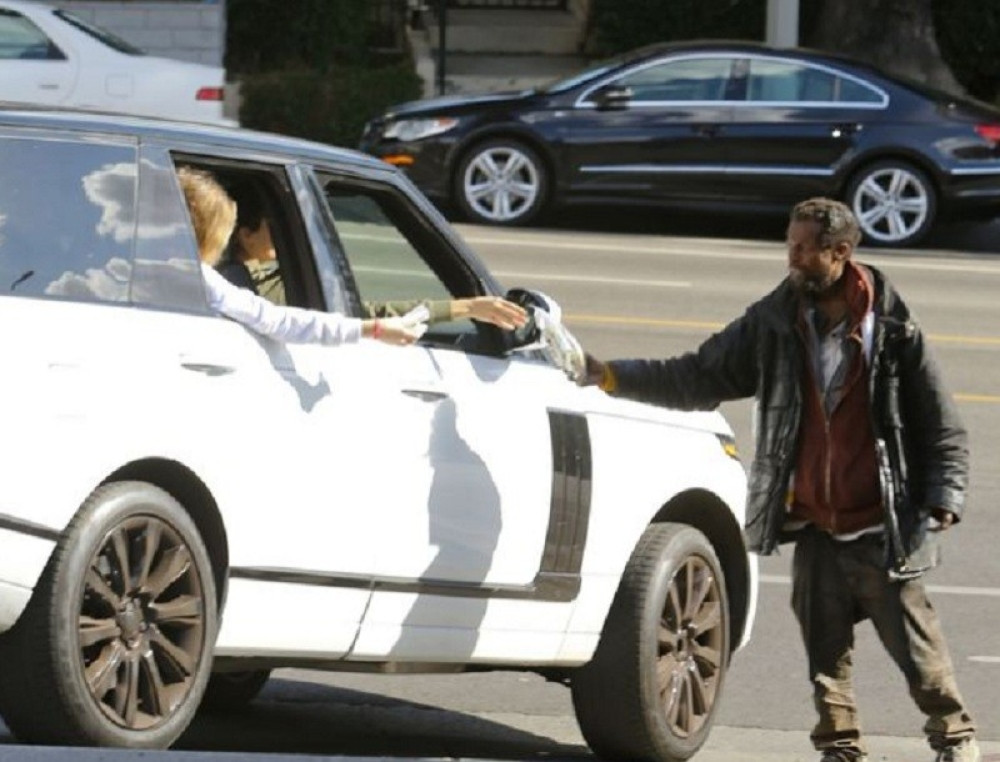 Kendal Džener hranila beskućnike!