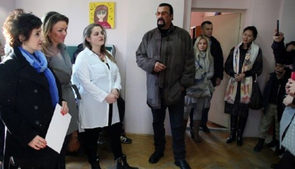 Stiven Sigal posetio voždovačko prihvatilište! (FOTO)