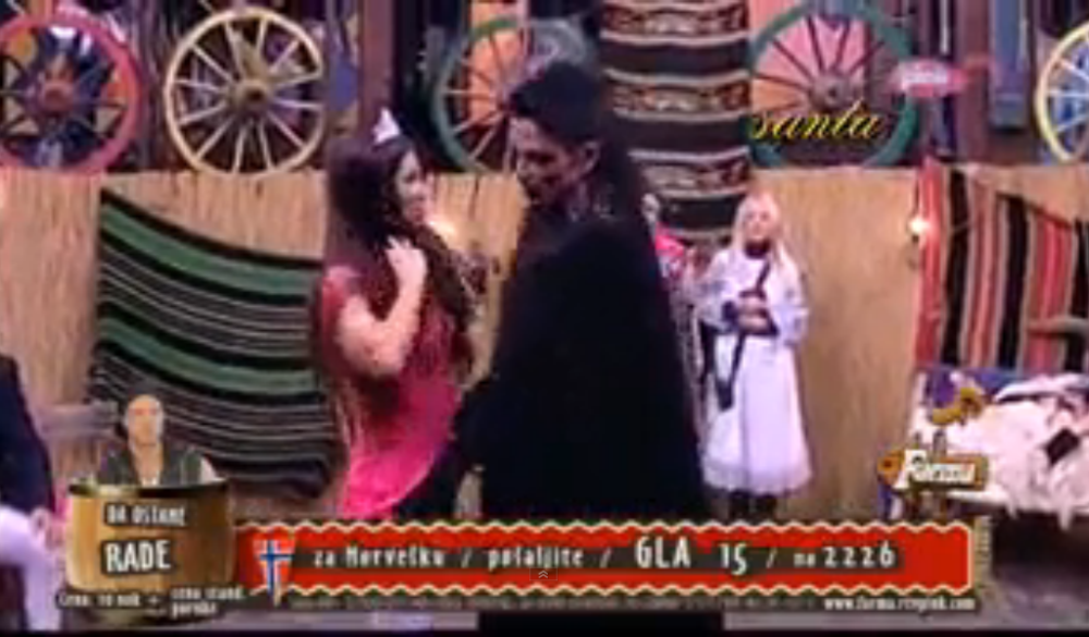 Stanija pokazala guzu u predstavi (VIDEO)