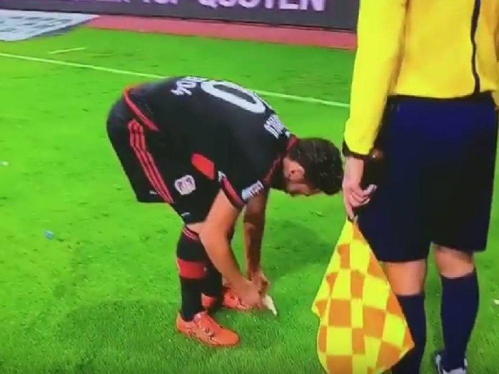 Navijači gađali Čalhanoglua svinjetinom! (VIDEO)