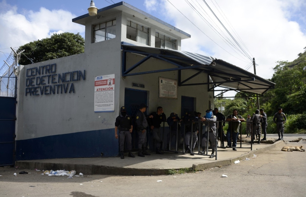 Poginulo najmanje šest zatvorenika