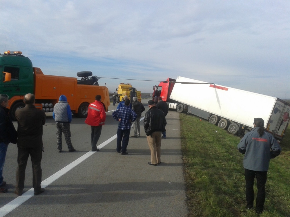 Šleper blokirao autoput (FOTO)
