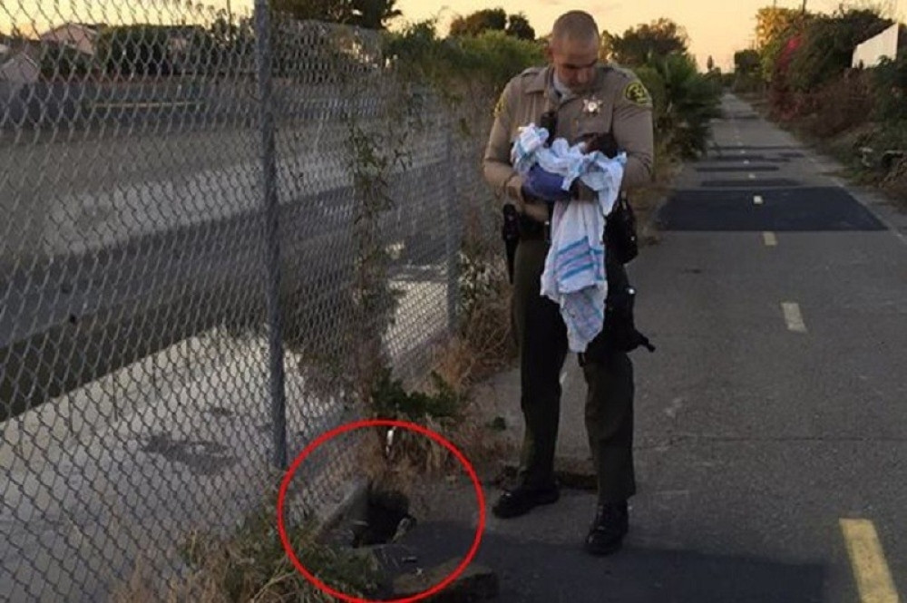 Živu bebu bacili u rupu u asfaltu! (FOTO)