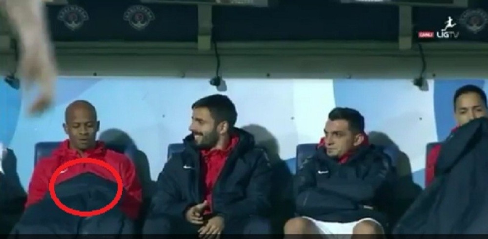 Fudbaler Kasimpaše se malo "zaigrao" na klupi (VIDEO)