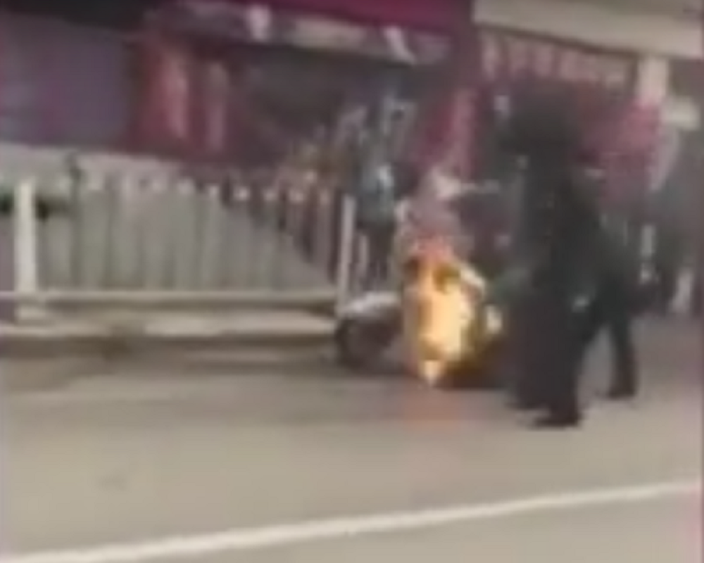 Spalio se vozač rikše bez dozvole! (UZNEMIRUJUĆI VIDEO)