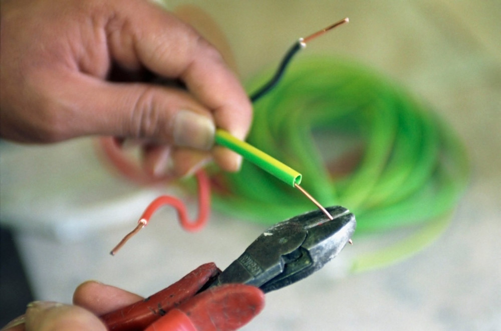 Nišlija se ubio obmotavši žicu od struje oko prstiju!