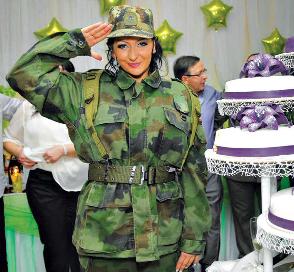 Alo! mis dekolte ode međ vojnike!