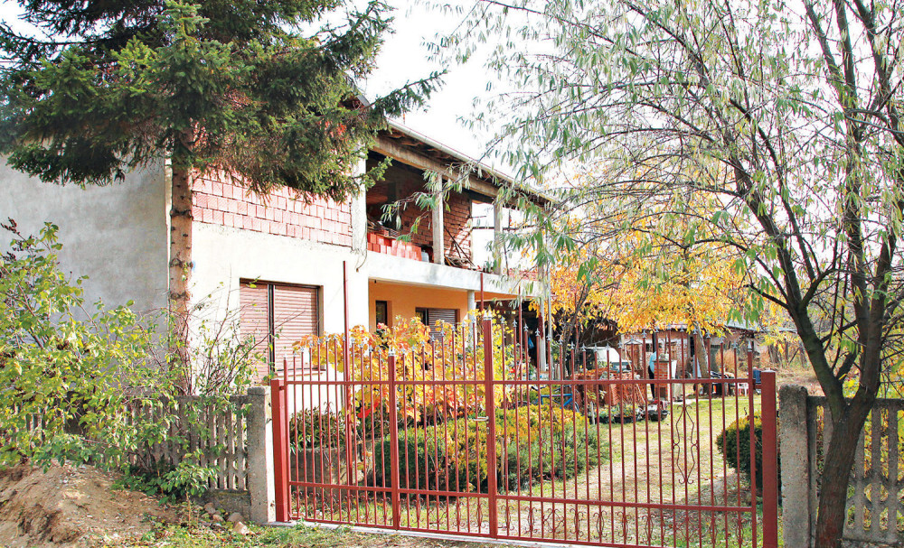 Devojčica (9) trčala za loptom, a onda upala u SEPTIČKU JAMU! Otac HEROJ skočio da spasi DETE, a onda je krenula DRAMA. Jezivi detalji