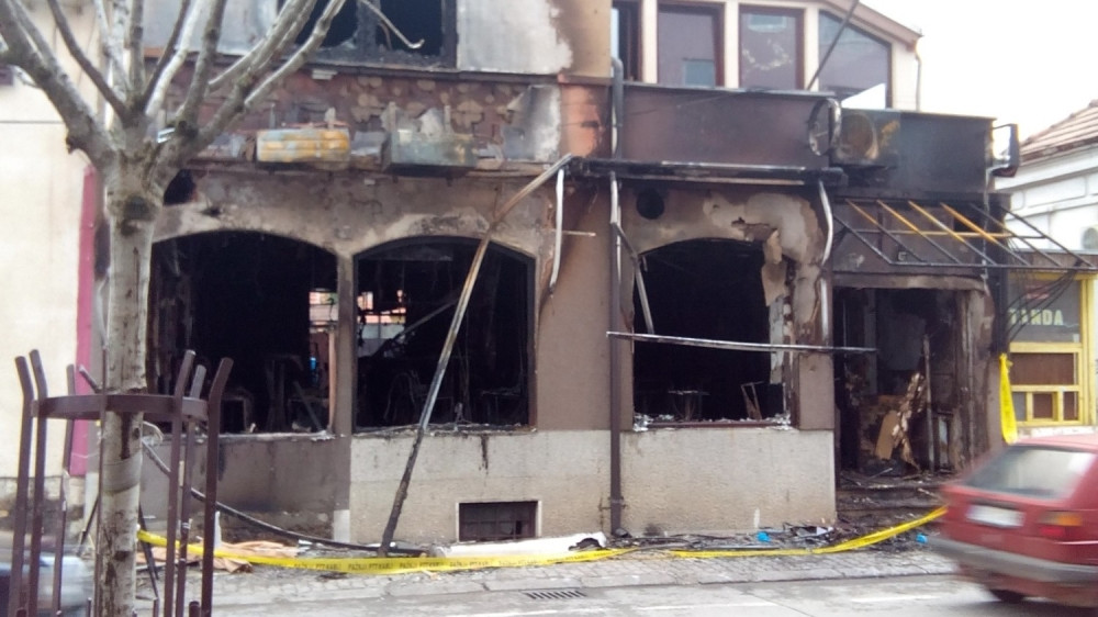 Kafić u Kragujevcu opljačkan pa zapaljen