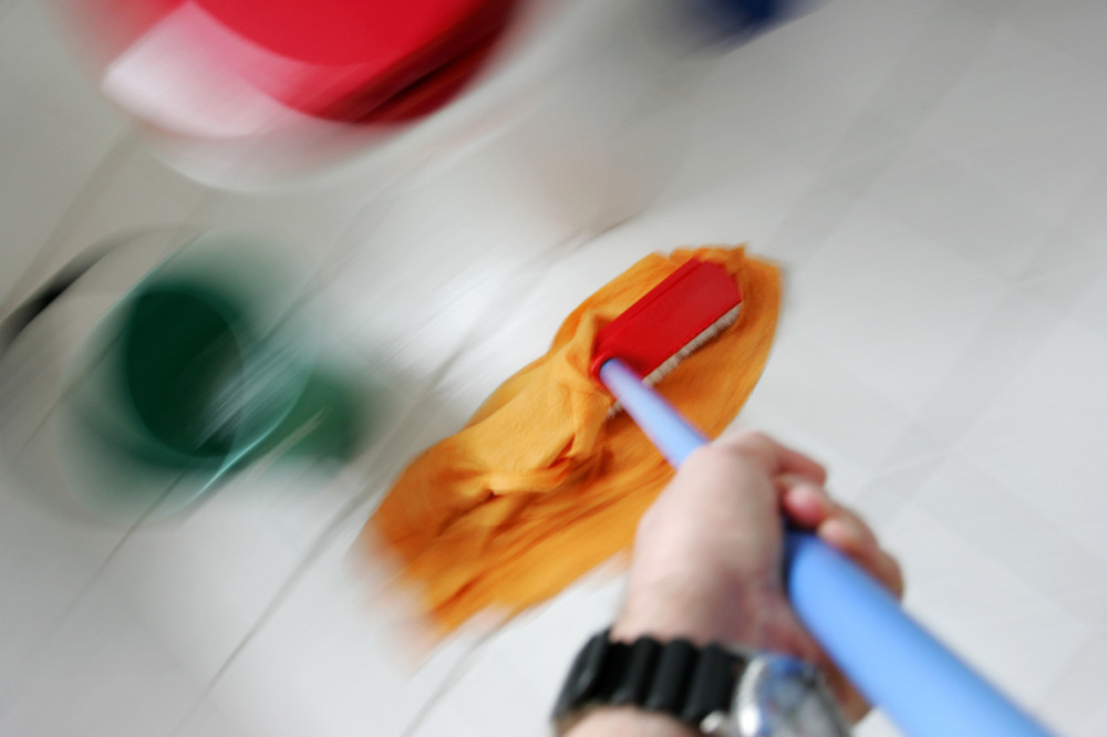 Premijer čistio pod po RTS-u?!