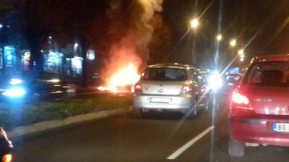 Izgoreo automobil u žutoj traci