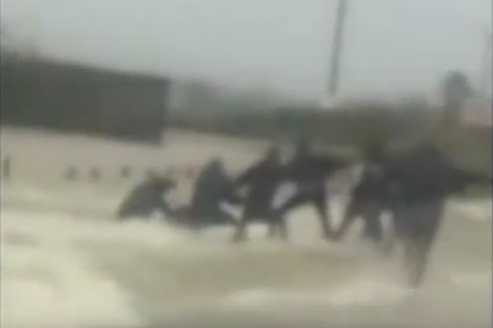 Napravili ljudski lanac i spasili čoveka iz bujice (VIDEO)