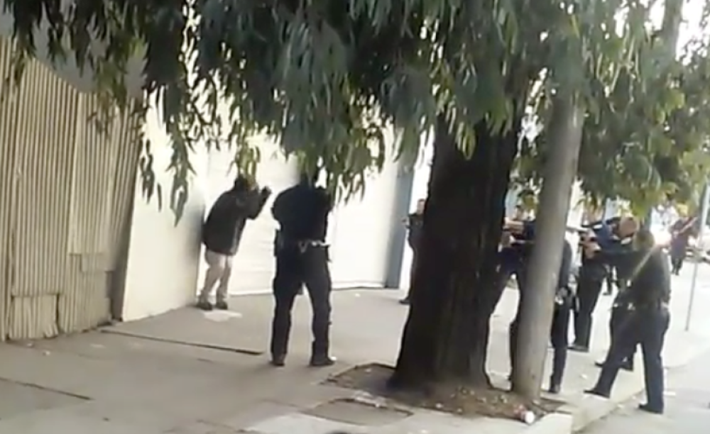 U Afroamerikanca pucalo 10 policajaca! (UZNEMIRUJUĆI VIDEO)