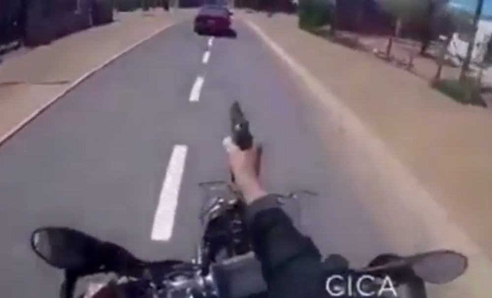Policajac juri motorom i puca na begunca! (VIDEO)