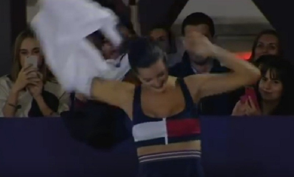 Ko izgubi poen - skida se! (VIDEO)