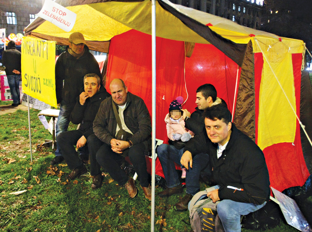 Dužnici u „švajcarcima“ dovode decu i počinju štrajk glađu!