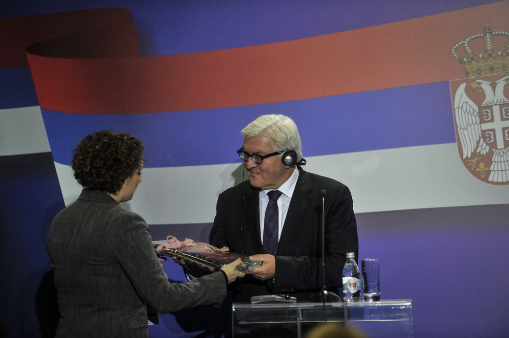 Dačić Štajmajeru poklonio "leteći ćilim"