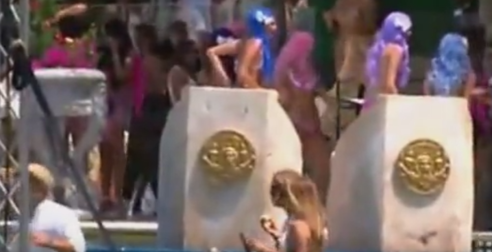 Muž i žena otišli da se opuste, a onda potpuno goli naleteli na ćerku! Tada je usledila teška gadost!