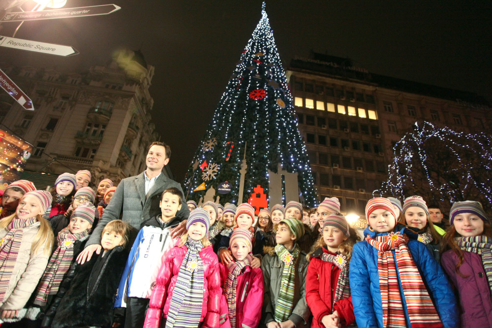 Zasvetlela jelka na Trgu Republike (FOTO)