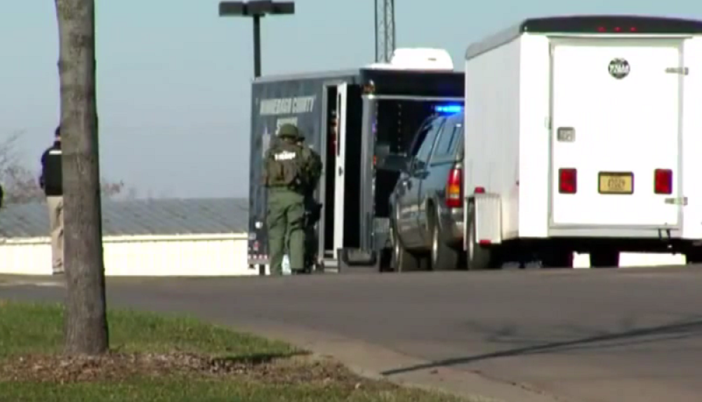 Držao porodicu kao taoce, ranio tri policajca, a sada je ostao unutra sa majkom!