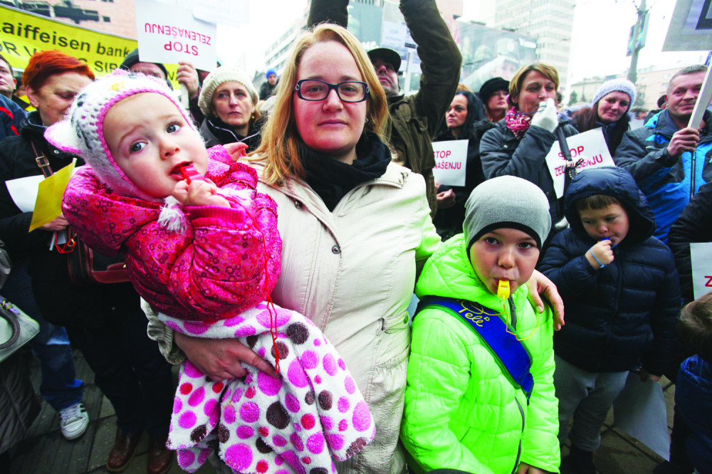 Majke protestvuju ispred zgrade vlade