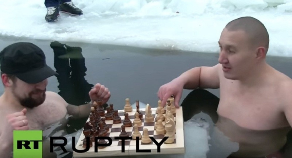 Rusi igraju šah u zaleđenom jezeru! (VIDEO)