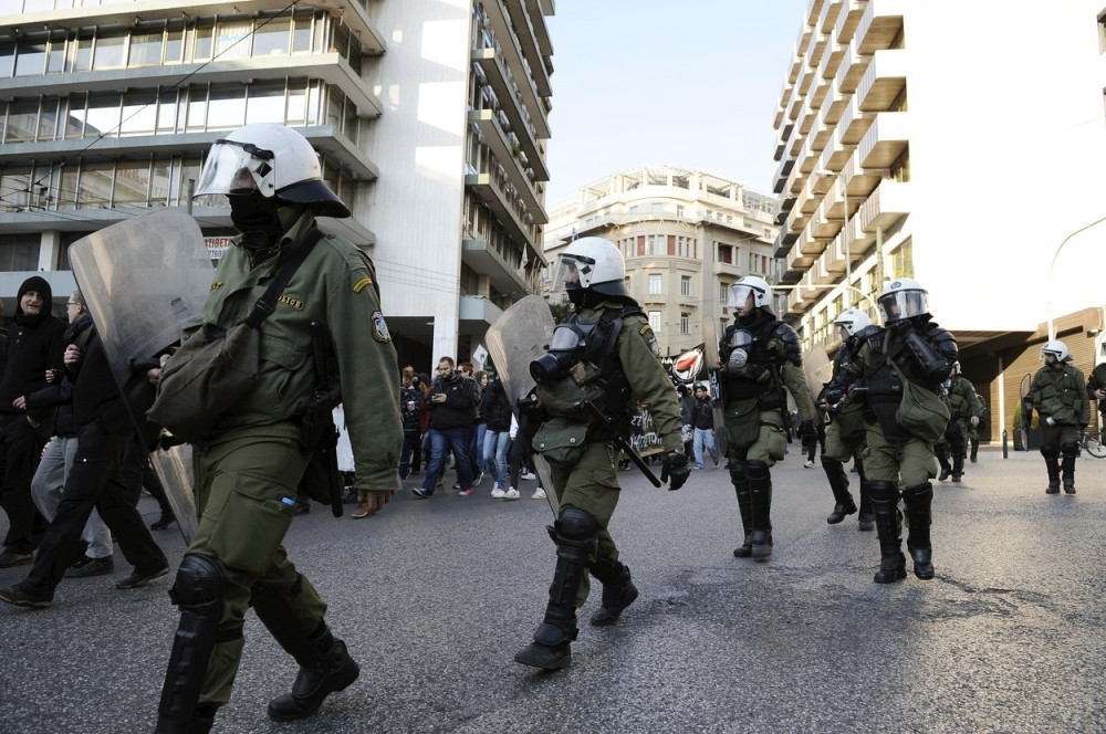 Ispred univerziteta leteli molotovljevi kokteli