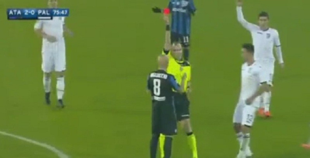 Igrač Atalante dobio crveni karton posle 32 sekunde!