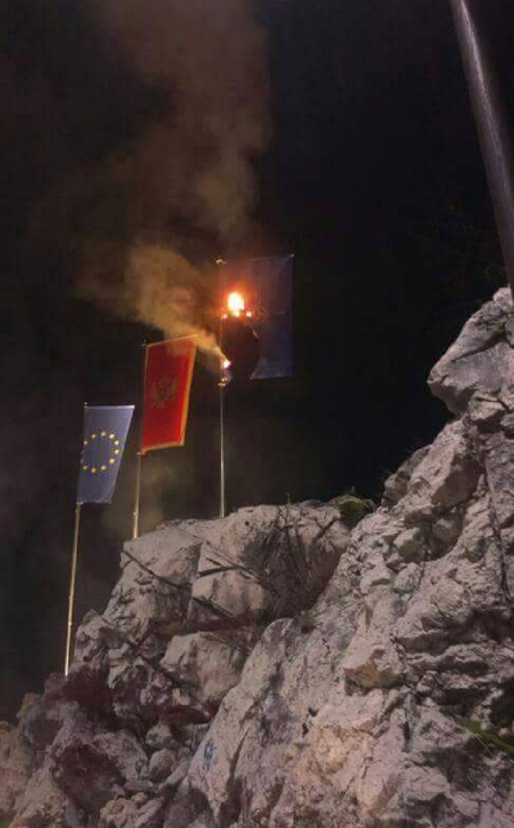 Zapalili zastavu NATO na Cetinju (VIDEO)