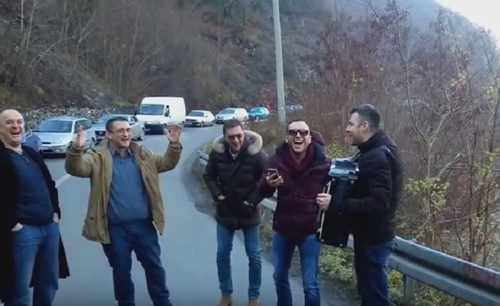 Ovako u Bosni prekraćuju muke u saobraćaju (VIDEO)