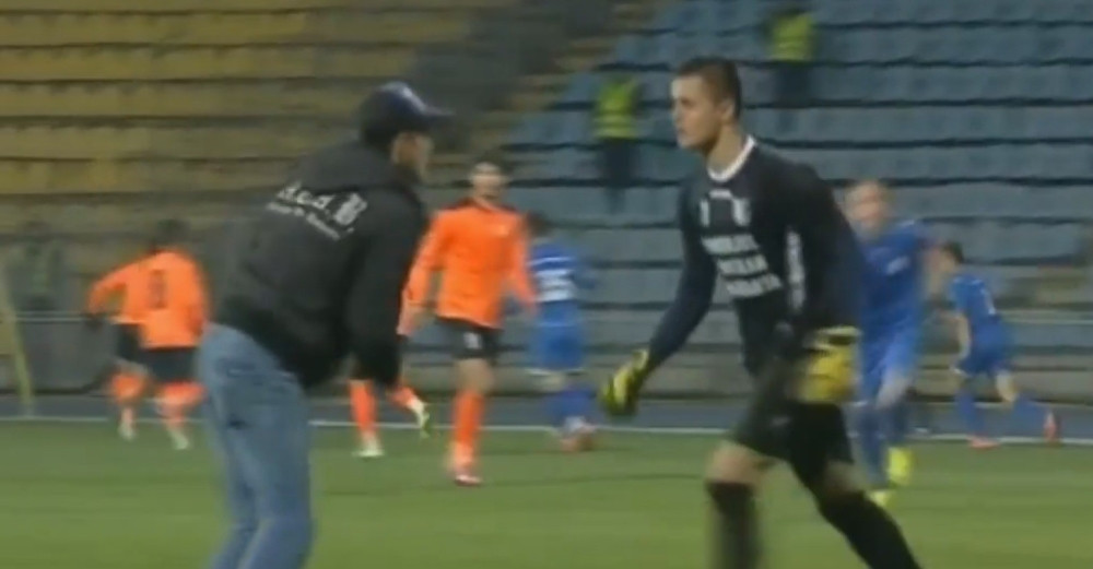 Primio šest golova pa dobio šamarčinu! (VIDEO)