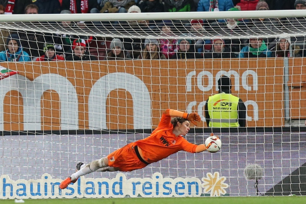 Golman Augzburga iskopao rupu pa odbranio penal (VIDEO)