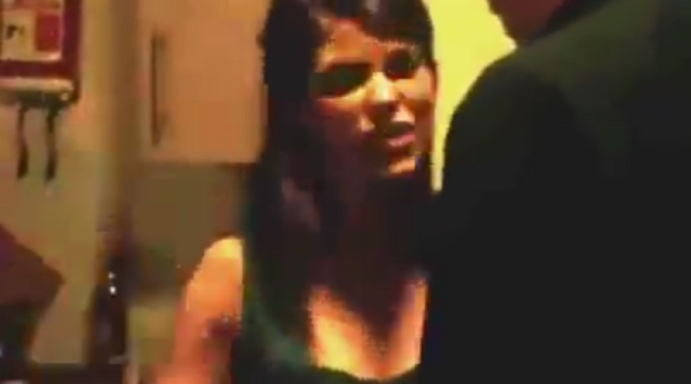 Zaprosila dečka, a onda ipak odlučila da ga prebije! (VIDEO)