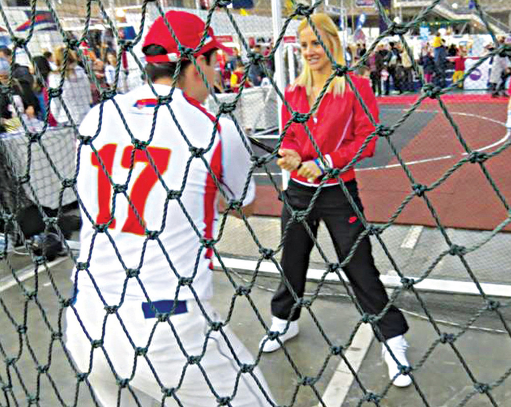 Milica zna da udari i palicom