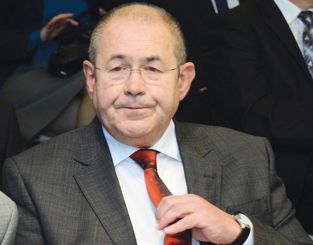 Pastor uklanja političke protivnike