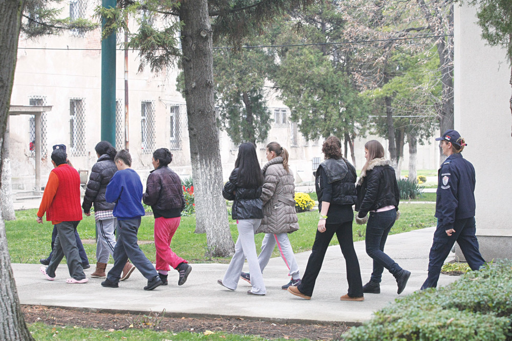 Mia i Andrija gledaju majke kroz rešetke