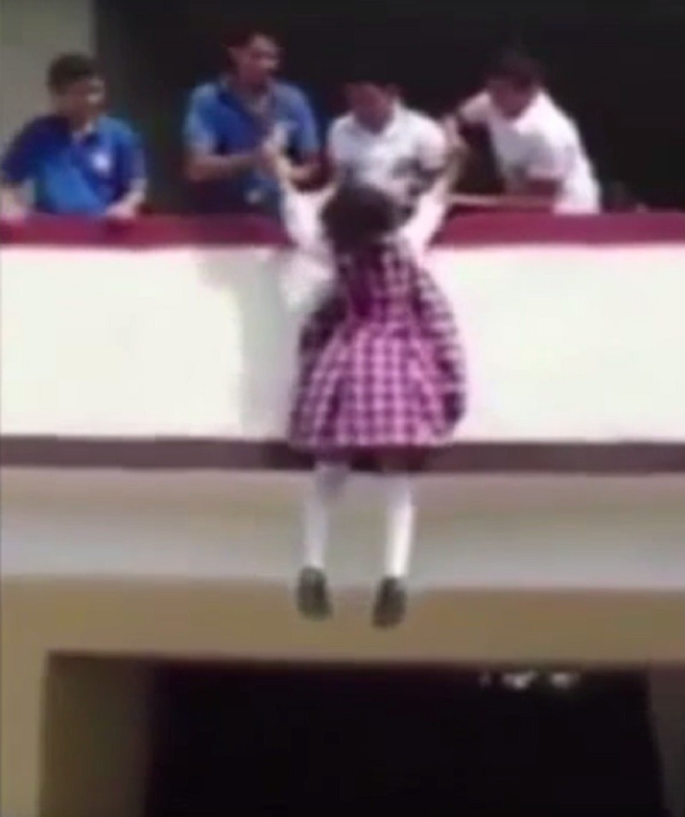 Od ove dečije igre ledi se krv u žilama (UZNEMIRUJUĆI VIDEO)