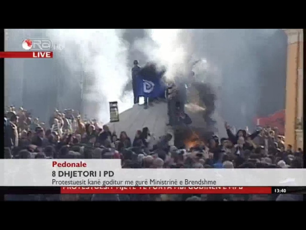 Opozicija traži smenu Edija Rame, gori grad