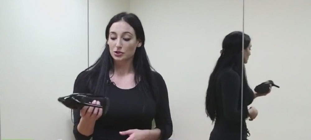 Cica se brani od napadača štiklama (VIDEO)