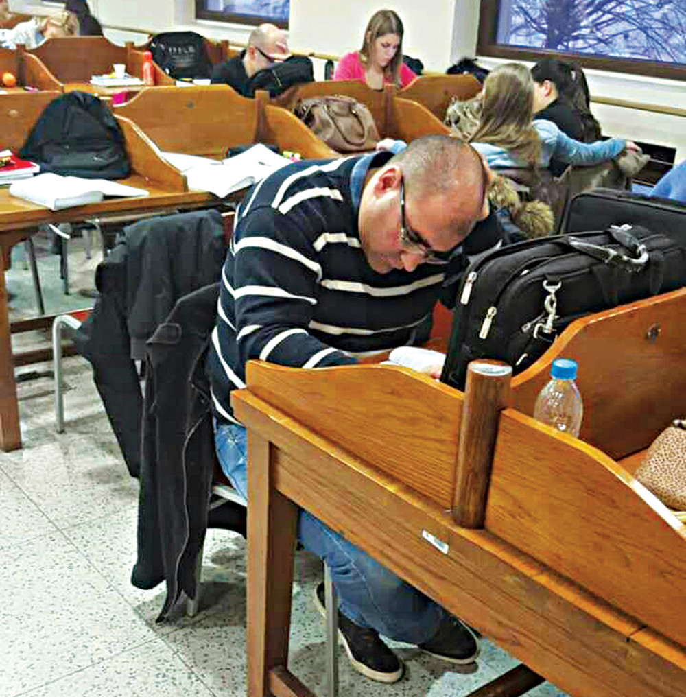 Poslanik u đačkoj klupi!