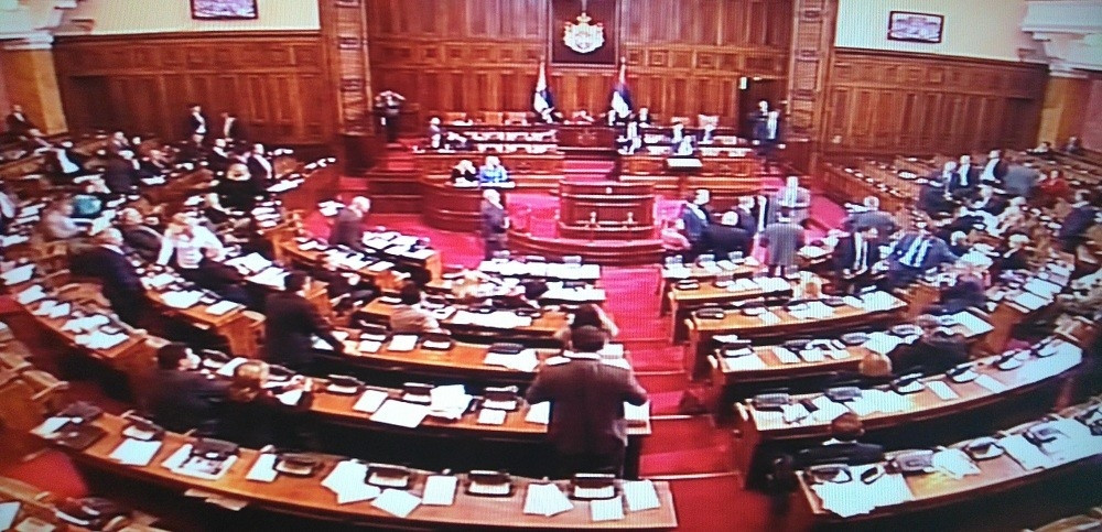 Poslanici Skupštine lupali u klupe