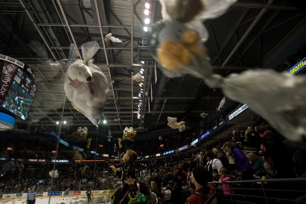 Hokejašima “tuširanje” s 29.000 meda! (FOTO+VIDEO)