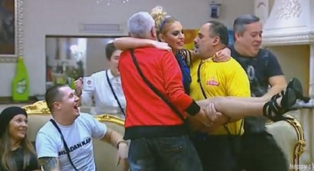 Ava pokazala međunožje! (VIDEO)