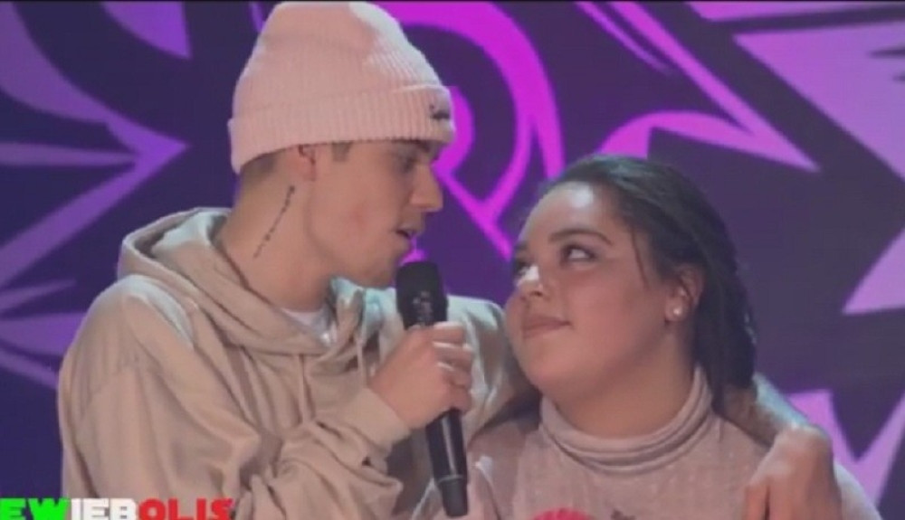 Biber obožavateljki pevao na uvce! (VIDEO)