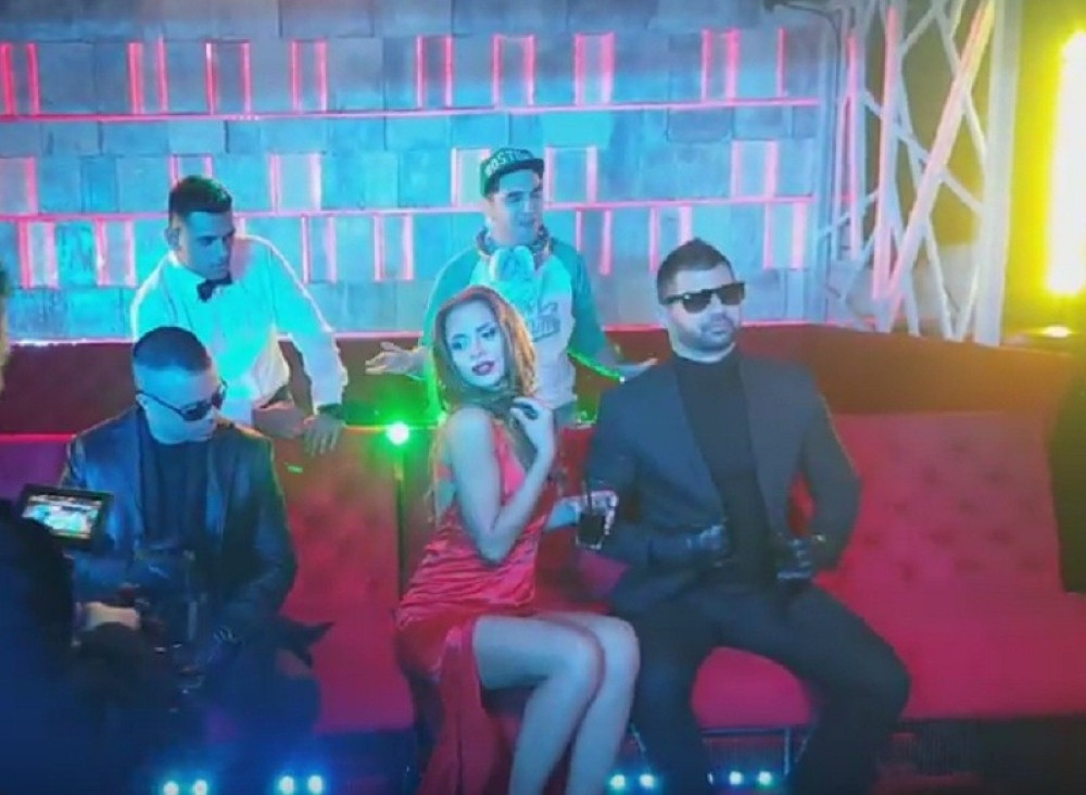 Nataša Šavija u sendviču! (VIDEO)