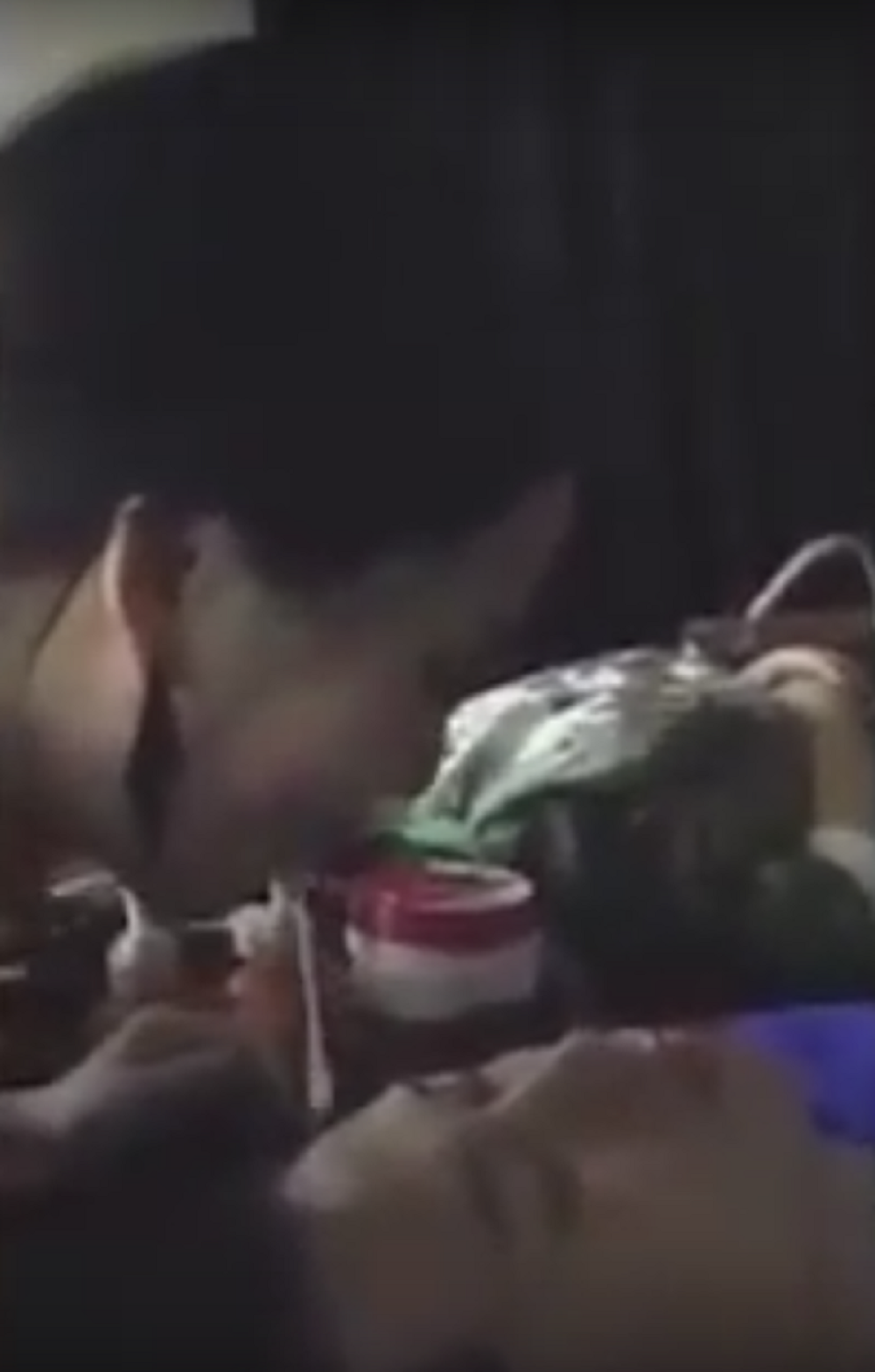 Kozmetičarka pljuvačkom maže mušteriju! (VIDEO)